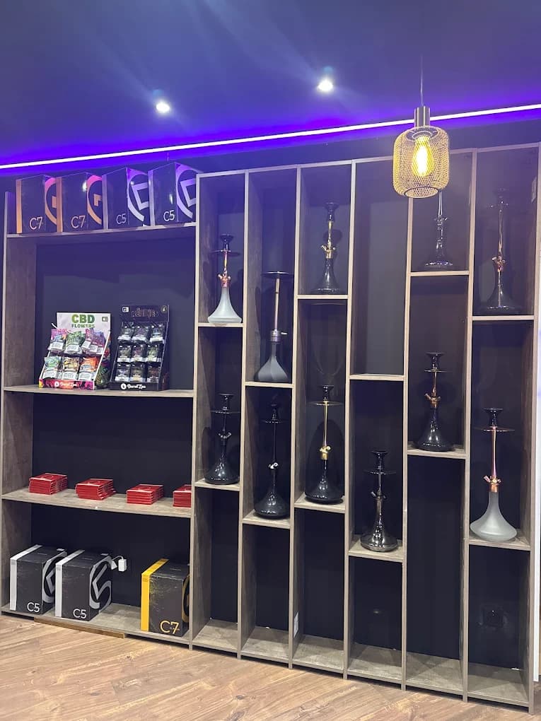 Boutique VAPE AVENUE Toulouse — étagères chichas et néon signature lavande